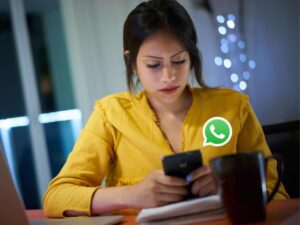 Donna che scrive su Whatsapp