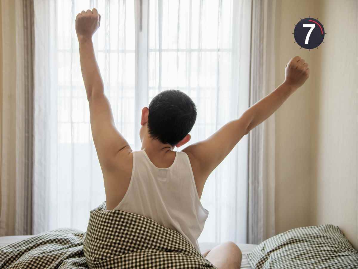 Persona che si alza dal letto e si stiracchia